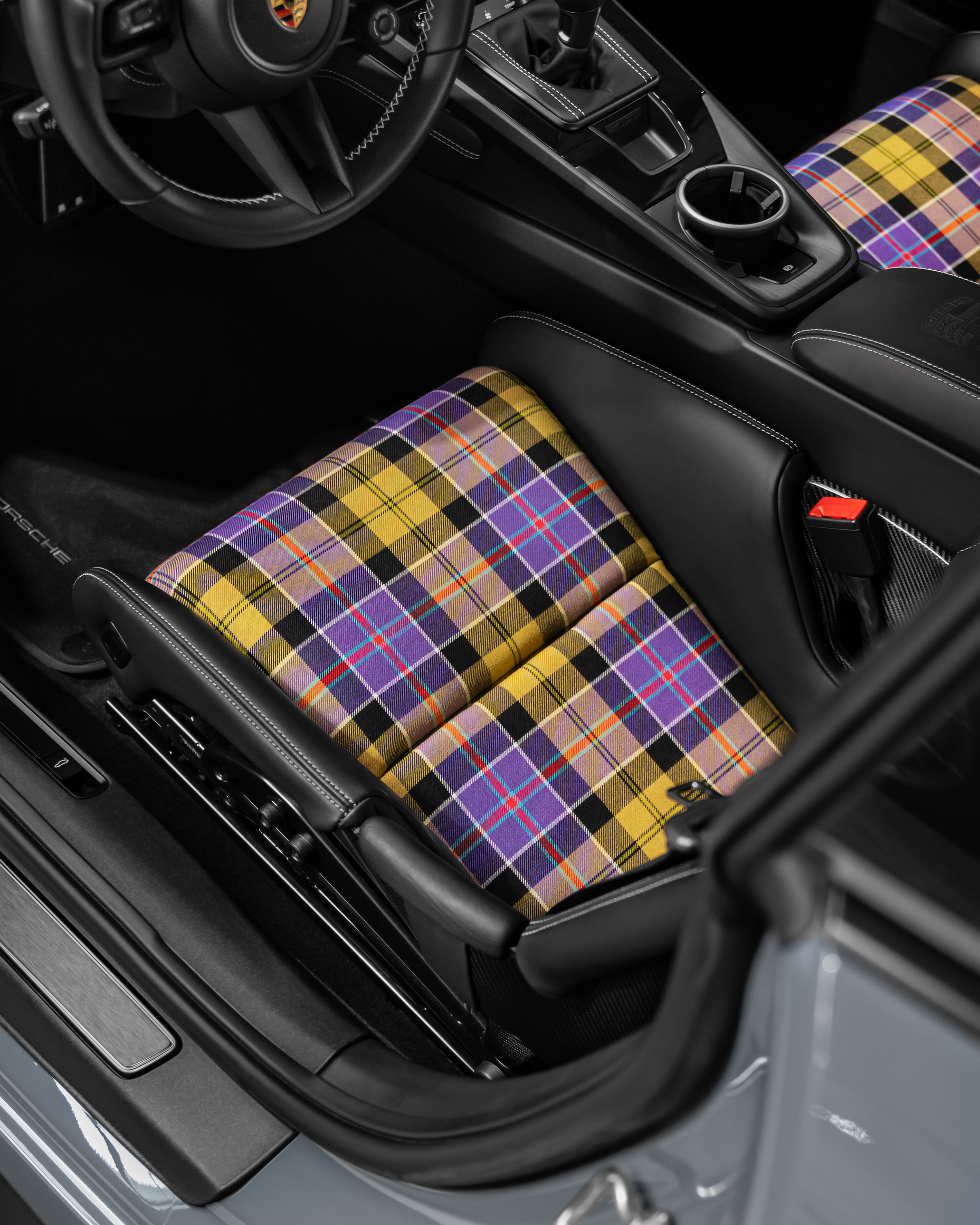 Custom seat inserts LWB 918 carbon buckets – Bild 299