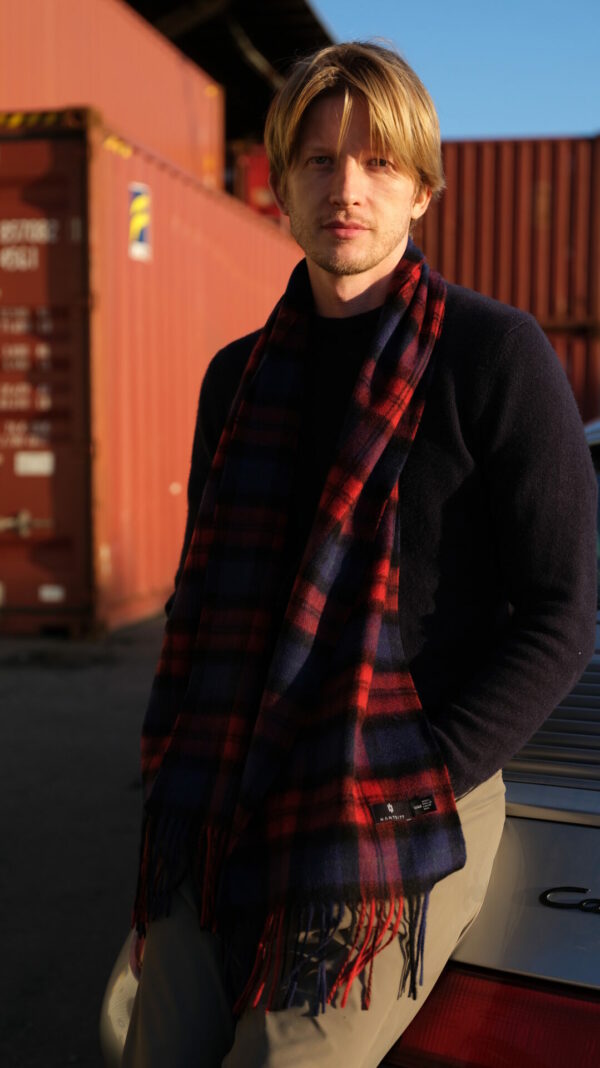 Hantritt tartan red & blue wool scarf – Bild 8