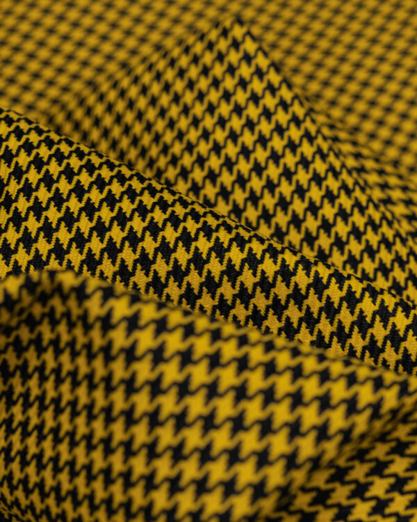 Houndstooth black and yellow fabric. Content: 100% Polyester. Priced per running meter of fabric (width: 1,48m). Content: 100% Polyester.